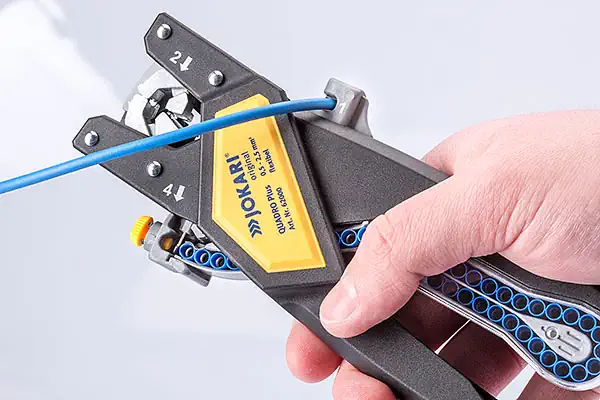 Cutting wires with the multifunction tool Quadro Plus.