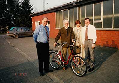 Josef Krampe met het automatische fietszadel waarop patent is aangevraagd.