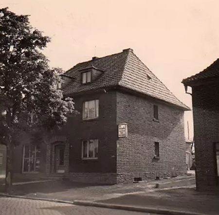 Eröffnung des Elektro-Installationsgeschäftes in Herbern durch Elektromeister Josef Krampe